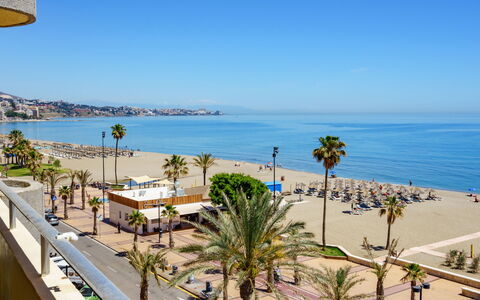 Fuengirola Beach View: Bord, Plante, Bygning, Himmel, Sky, Træ, Veranda, Skygge, Indretning, Stol