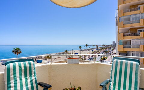 Fuengirola Beach View: Bord, Plante, Bygning, Himmel, Sky, Træ, Veranda, Skygge, Indretning, Stol