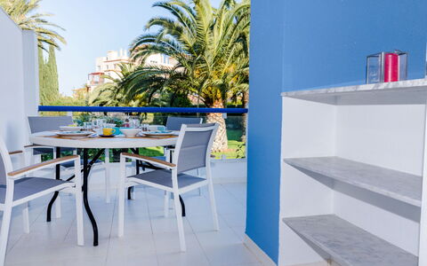 Cala Blanca Denia: Bord, Plante, Bygning, Himmel, Sky, Træ, Veranda, Skygge, Indretning, Stol