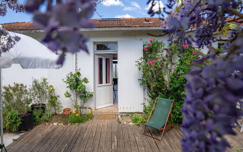 La Pierre Fleurie: Bord, Plante, Bygning, Himmel, Sky, Træ, Veranda, Skygge, Indretning, Stol