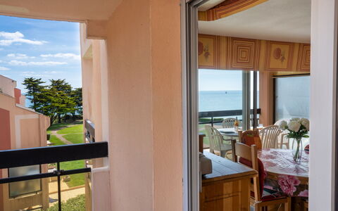 Claire Marine: Bord, Plante, Bygning, Himmel, Sky, Træ, Veranda, Skygge, Indretning, Stol