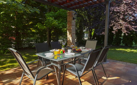 Toscana: Møbel, Udendørs Møbler, Stol, Bord, Udendørs Bord, Køkken & Spisebord, Restaurant, Skygge, Gårdhave, Have