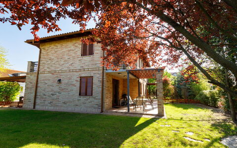 Toscana: Bord, Plante, Bygning, Himmel, Sky, Træ, Veranda, Skygge, Indretning, Stol