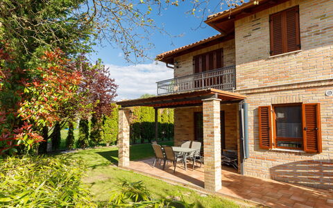 Toscana: Bord, Plante, Bygning, Himmel, Sky, Træ, Veranda, Skygge, Indretning, Stol