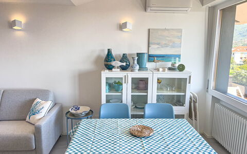 Appartamento La Castellana: Bord, Møbel, Ejendom, Azure, Couch, Træ, Komfort, Indretning, Etage, Gulvbelægning