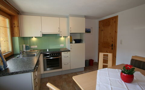 Tom: Cabinetry, Countertop, Møbel, Håndvask, Køkkenvask, Træ, Køkken, Gulvbelægning, Husholdningsapparat, Etage