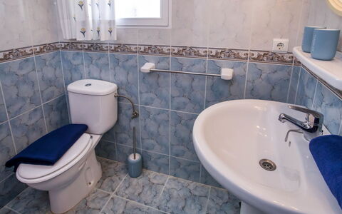 Casa Petra: Toiletbræt, Badeværelse, Sanitærarmatur, Toilet, Badeværelsesvask, Håndvask, Gulvbelægning, Etage, Tap, Indretning