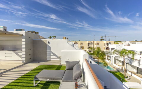 Tropical Beach Penthouse: Himmel, Bygning, Bord, Vindue, Udendørs Møbler, Urban Design, Træ, Skygge, Ejerlejlighed, Hus