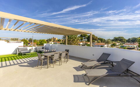 Tropical Beach Penthouse: Himmel, Bygning, Bord, Vindue, Udendørs Møbler, Urban Design, Træ, Skygge, Ejerlejlighed, Hus