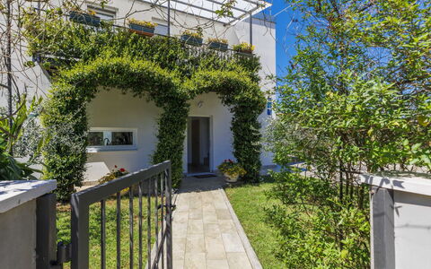 Villa Soši: Himmel, Bygning, Bord, Vindue, Udendørs Møbler, Urban Design, Træ, Skygge, Ejerlejlighed, Hus