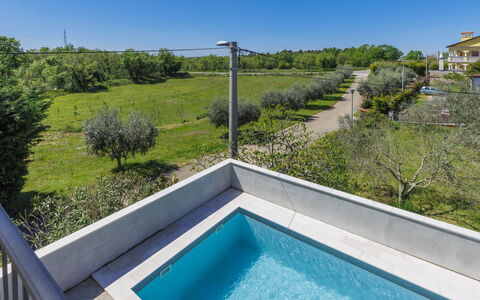 Villa Soši: Himmel, Bygning, Bord, Vindue, Udendørs Møbler, Urban Design, Træ, Skygge, Ejerlejlighed, Hus