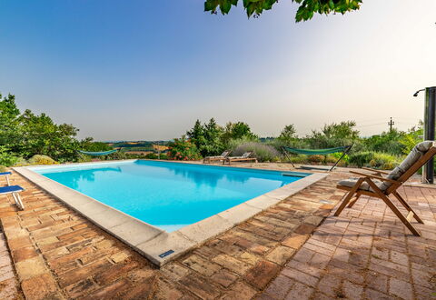 Casa Bellavista: Vand, Himmel, Plante, Bygning, Ejendom, Svømmepøl, Azure, Træ, Skygge, Rektangel