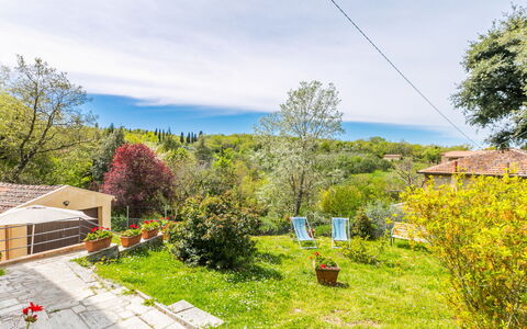 A Casa di Gabri: Vand, Plante, Himmel, Ejendom, Sky, Svømmepøl, Azure, Træ, Udendørs Møbler, Skygge