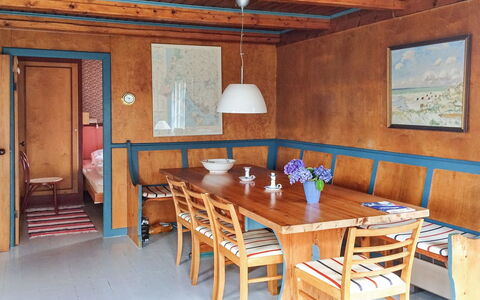 Jorid - 300M from the Sea: Møbel, Indretning, Gulvbelægning, Etage, Træ, Bord, Stol, Loft, Værelse, Belysning