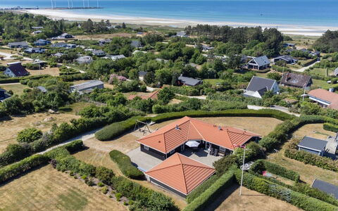 Garbine - 400M from the Sea: Blå, Busk, Sommerhus, Bunddække, Have, Estate, Skygge, Landscaping, Stuehus, Eco Hotel