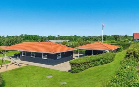Garbine - 400M from the Sea: Blå, Busk, Sommerhus, Bunddække, Have, Estate, Skygge, Landscaping, Stuehus, Eco Hotel