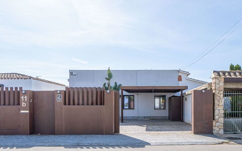 Medes: Plante, Himmel, Sky, Vindue, Bygning, Bjerg, Highland, Hus, Træ, Land Lot