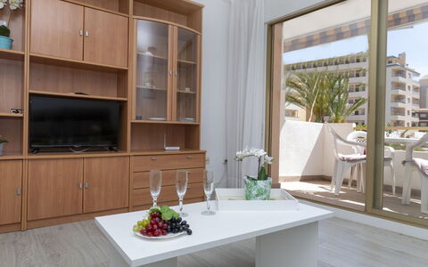 Peñismar i: Møbel, Cabinetry, Ejendom, Countertop, Mad, Plante, Bordservice, Indretning, Træ, Belysning