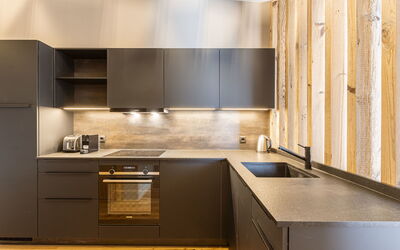 Mit Balkon 900.2: Cabinetry, Countertop, Ejendom, Køkkenvask, Håndvask, Komfur, Køkken, Køkken Apparat, Gulvbelægning, Træ