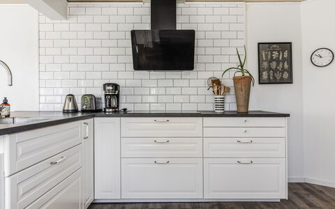 Ryedal: Cabinetry, Countertop, Møbel, Hvid, Skuffe, Håndvask, Træ, Bygning, Indretning, Gulvbelægning
