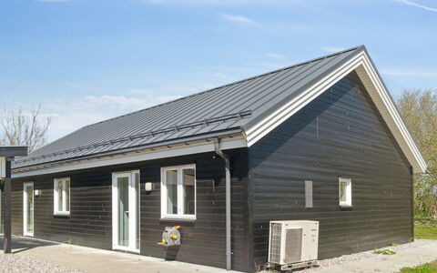 Hidde - 200M from the Sea: Loft, Gulvbelægning, Indretning, Etage, Kompositmateriale, Møbel, Udvej, Hotel, Design, Dagslys