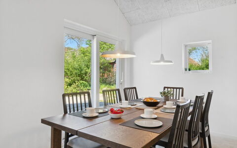 Hidde - 200M from the Sea: Loft, Gulvbelægning, Indretning, Etage, Kompositmateriale, Møbel, Udvej, Hotel, Design, Dagslys