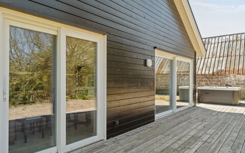 Hidde - 200M from the Sea: Loft, Gulvbelægning, Indretning, Etage, Kompositmateriale, Møbel, Udvej, Hotel, Design, Dagslys