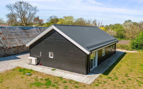 Hidde - 200M from the Sea: Loft, Gulvbelægning, Indretning, Etage, Kompositmateriale, Møbel, Udvej, Hotel, Design, Dagslys
