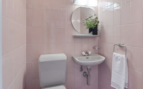 Porta: Plante, Sanitærarmatur, Håndvask, Tap, Ejendom, Spejl, Badeværelsesvask, Badeværelse, Purple, Blomst