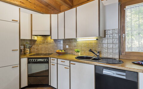 Porta: Cabinetry, Køkkenvask, Countertop, Ejendom, Håndvask, Vindue, Køkken, Tap, Træ, Komfur