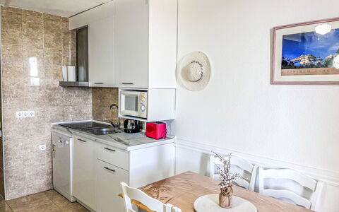 Eurhostal - Seaview: Indretning, Møbel, Gulvbelægning, Køkken, Træ, Større Bandage, Etage, Køkken Apparat, Countertop, Værelse