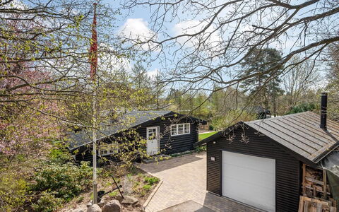 Gunnhild - 500M from the Sea: Møbel, Indretning, Gulvbelægning, Træ, Etage, Loft, Trægulve, Stol, Bord, Belysning