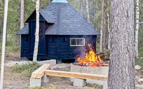 Harvana: Altan, Lejlighed, Skygge, Glas, Ejerlejlighed, Gelænder, Veranda, Dagslys, Dæk, Udendørs Møbler