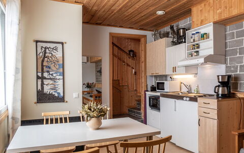 Jokiniitty 2: Møbel, Indretning, Køkken, Gulvbelægning, Træ, Loft, Etage, Countertop, Køkken & Spisebord, Værelse