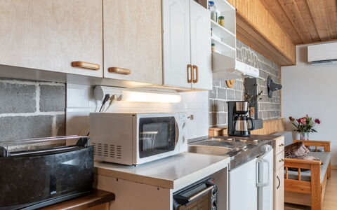 Jokiniitty 2: Køkken, Køkken Apparat, Countertop, Større Bandage, Møbel, Cabinetry, Komfur, Indretning, Træ, Husholdningsapparat