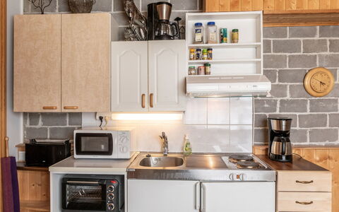 Jokiniitty 2: Køkken Apparat, Køkken, Større Bandage, Countertop, Cabinetry, Møbel, Husholdningsapparat, Træ, Komfur, Indretning