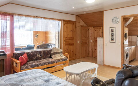 Jokiniitty 2: Møbel, Træ, Loft, Indretning, Hjem, Etage, Værelse, Lysarmatur, Stue, Cabinetry
