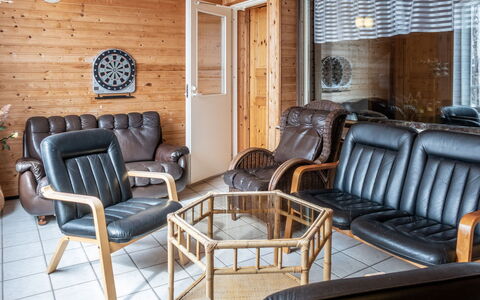 Jokiniitty 2: Træ, Møbel, Gulvbelægning, Etage, Indretning, Stol, Loft, Stue, Bejdse, Hårdttræ