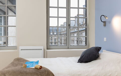 Plasenn: Sky, Himmel, Vand, Bygning, Skyscraper, Daytime, Ejendom, Infrastruktur, Højhus, Urban Design