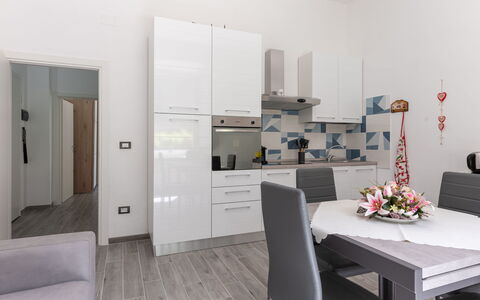 Sanda: Møbel, Bord, Komfort, Bygning, Indretning, Cabinetry, Stueplante, Gulvbelægning, Etage, Couch