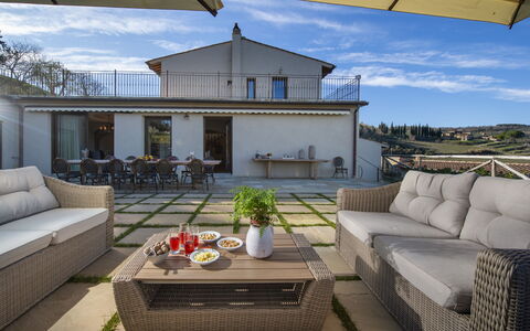 Bella Di Panzano: Møbel, Himmel, Bord, Ejendom, Couch, Sky, Indretning, Udendørs Møbler, Skygge, Stue