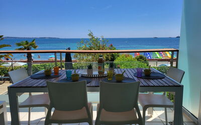 Cannes 615: Vand, Himmel, Bord, Møbel, Ejendom, Stol, Azure, Udendørs Bord, Udendørs Møbler, Bordservice