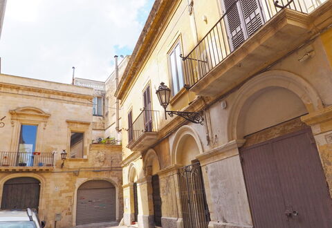 Corte Tiso: Ejendom, Vindue, Himmel, Dør, Køretøj, Kvarter, Bil, Sky, Facade, City