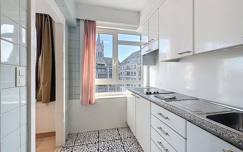 Blankenberge 152: Gulvbelægning, Køkken, Countertop, Indretning, Etage, Lejlighed, Større Bandage, Cabinetry, Køkken Apparat, Sanitærarmatur