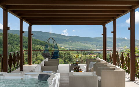 Villa Castelluccio - Arezzo, Toscana: Himmel, Ejendom, Vand, Blomsterkrukke, Plante, Azure, Skygge, Udendørs Møbler, Indretning, Arkitektur