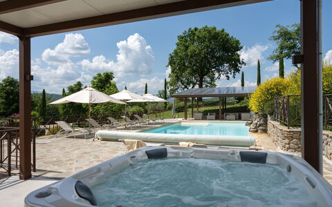 Villa Castelluccio - Arezzo, Toscana: Himmel, Sky, Vand, Plante, Ejendom, Svømmepøl, Bygning, Azure, Skygge, Udendørs Møbler