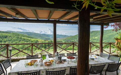 Villa Castelluccio - Arezzo, Toscana: Bord, Møbel, Ejendom, Plante, Stol, Himmel, Skygge, Bygning, Indretning, Veranda