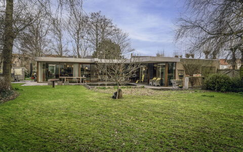 Domicile Adoré with Garden: Plante, Sky, Himmel, Ejendom, Træ, Land Lot, Bygning, Græs, Naturlige Landskab, Græs-