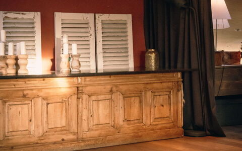 Domicile Adoré with Garden: Cabinetry, Ejendom, Bygning, Træ, Indretning, Komfort, Etage, Gulvbelægning, Gardin, Hårdttræ