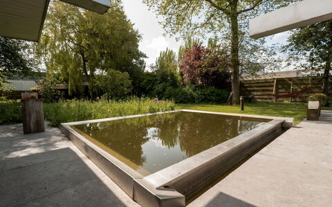Domicile Adoré with Garden: Vand, Plante, Daytime, Ejendom, Botanik, Natur, Træ, Himmel, Vejbelægning, Skygge